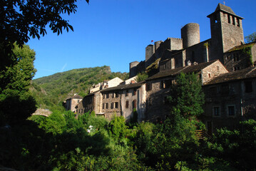 Fototapeta na wymiar little village of Brousse-le-Chateau at the Tarn River