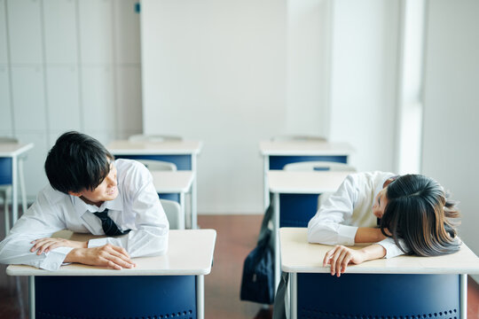 休み時間に教室で談笑する男女の高校生