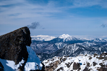 冬の日光白根山山頂から燧ケ岳を臨む