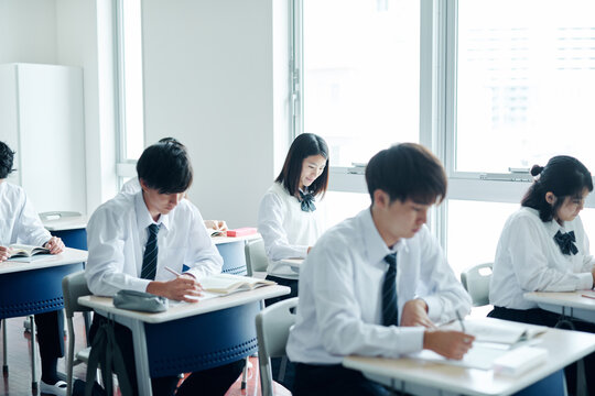 教室で授業を受ける高校生
