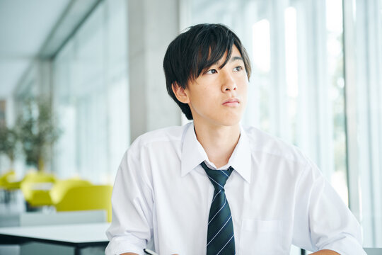 塾で授業を受ける男子高校生