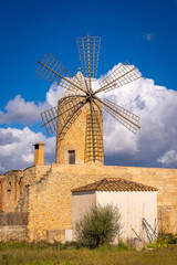 Alte Windm&uuml;hle vor blauem Himmel auf der Insel Mallorca / Spanien