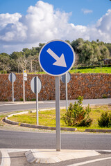 Srassenschild am Kreisverkehr auf der Insel Mallorca