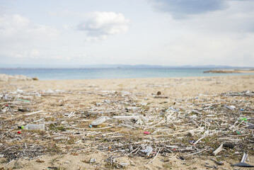 砂浜に漂着した海洋ゴミ marine debris washed up on sandy beach
