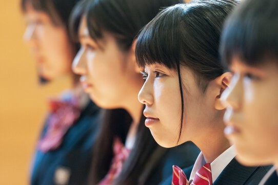 体育館で整列をする学生の横顔