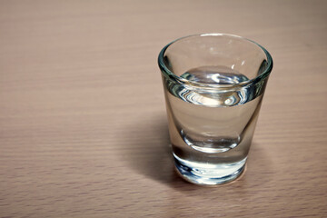 ショットグラスの水