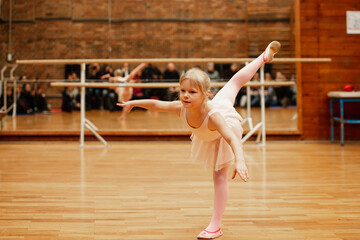 Obraz premium girl doing ballet, open lesson