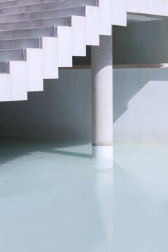 Columna de hormig&oacute;n que sostiene una escalera rodeada de agua 