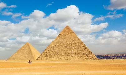 View of two the biggest Egyptian pyramids. The Great Pyramid of Giza - pyramid of Khufu (Cheops) and Pyramid of Khafre (Chephren). Western Desert, Giza, Cairo, Egypt - obrazy, fototapety, plakaty