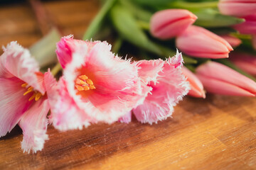 Floristinnen im Blumenladen bei der Arbeit