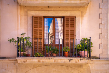 Alter Balkon mit Pflanzen   Mallorca   Spanien
