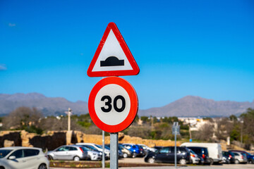 Zeichen - Symbol - Geschwindigkeitsbegrenzung auf 30 km/h und wellige Strasse