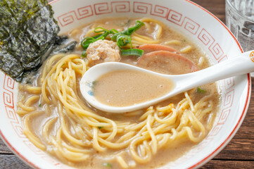 濃厚スープの鶏白湯ラーメン
