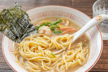 冷凍食品の鶏白湯ラーメン
