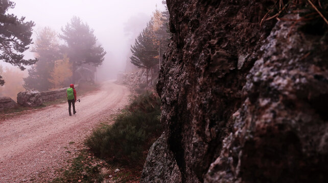 Senderista d&iacute;a nublado monta&ntilde;a