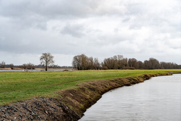 Ufer der Elbe in winterlicher Abendstimmung bei Hitzacker