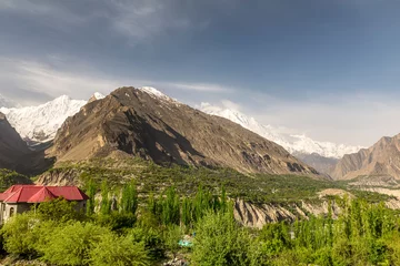 Crédence de cuisine en verre imprimé Nanga Parbat Panoramic view of Hunza Valley with brown and white lofty mountains 
