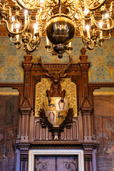 Prunkvoller kamin in mittelalterlichem Schloss