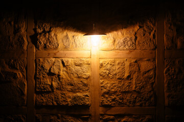 Lampe vor alter Mauer - Hintergrund