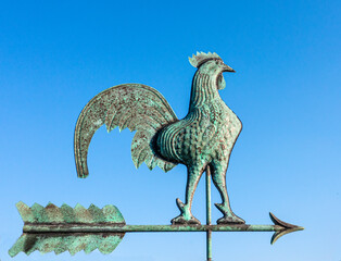Girouette de campagne sur ciel bleu