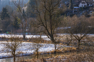 Winterliche mäandrierte Flusslandschaft im Gegenlicht, Tal der Großen Lauter bei Gundelfingen, Münsingen, Schwäbische Alb, Baden-Württemberg, Deutschland, Europa.