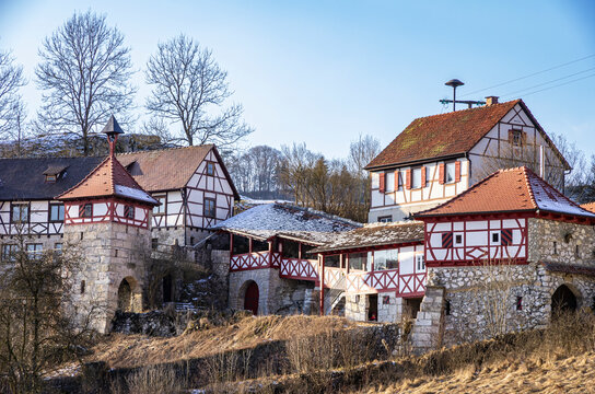 Dorf Gundelfingen im Tal der Gro&szlig;en Lauter bei M&uuml;nsingen, Schw&auml;bische Alb, Baden-W&uuml;rttemberg, Deutschland, Europa.
