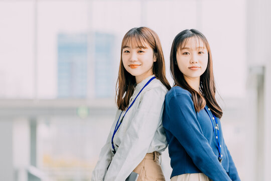 2人の若い日本人ビジネスウーマン