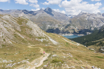 Fototapeta na wymiar randonnée dans le parc de la Vanoise à Tignes dans les Alpes en été autour de l'aiguille percée