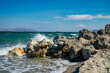 Morze Egejskie uderza w skały 