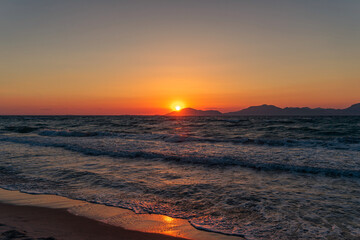 Piękny zachód słońca nad Morzem Egejskim