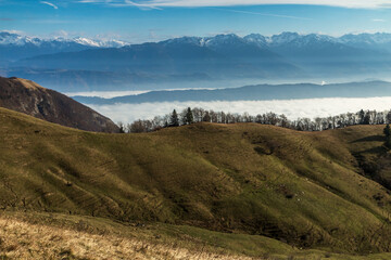 Vue sur Belledonne et Mont Bellachat , Paysage du massif des Bauges à l' automne , Alpes France