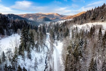 Fototapeta na wymiar Zimowy, śnieżny poranek w Gorcach w miejscowości Szczawa
