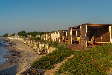 Fototapeta na wymiar Altany na plaży wzdłuż morza Egejskiego