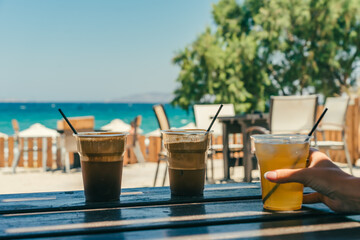 Zimne napoje latem nad Morzem Egejskim.