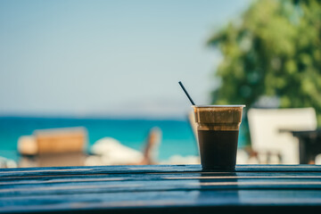 mrożona kawa na plaży