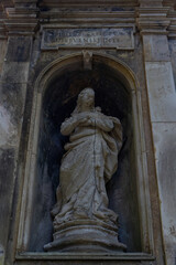 Obraz premium A ancient statue in a niche with an inscription in Latin 