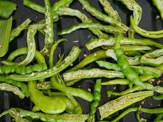 drying green peppers at home, drying sliced peppers in the sun, making dried peppers,