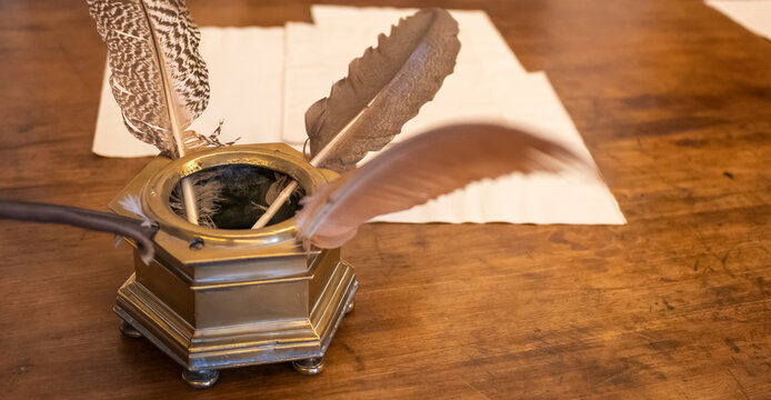 Antiguo tintero de metal con plumas de ave para escribir en la casa museo de Cervantes de Valladolid, Espa&ntilde;a