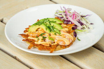 Delicioso taco de camarón con queso y aguacate en restaurante de mariscos