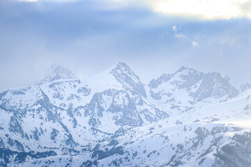 Chaîne de montagne, les Pyrénées sous la neige et les nuages