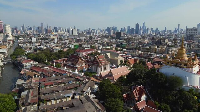 Smooth aerial view flight drone. Bangkok Tempel thailand Wat Saket Golden Mount