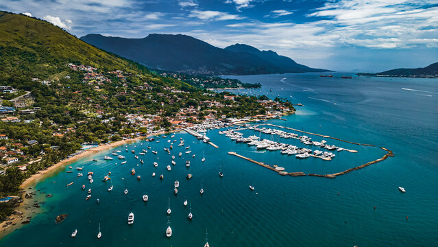 Ilhabela Ilha Litoral Paulista S&atilde;o Paulo Brasil Praia S&atilde;o Sebasti&atilde;o Veleiro Barco Barcos Oceano Mar Marina Iate Viagem Turismo Natureza Costa Tropical Para&iacute;so Porto Feiticeira Castelhanos Ver&atilde;o Sol 