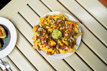 deliciosos nachos con arrachera y queso amarillo con pico de gallo y guacamole carne asada