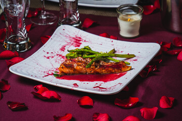 cena romántica salmón bañado en mermelada de fresa plato fuerte