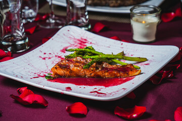 cena romántica salmón bañado en mermelada de fresa plato fuerte