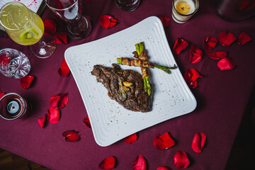 cena romántica rib eye al vino tinto plato fuerte