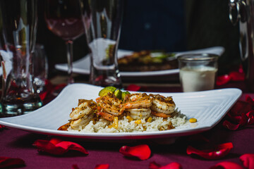 cena romántica deliciosos camarones en cama de arroz en restaurante lujoso camarones jack