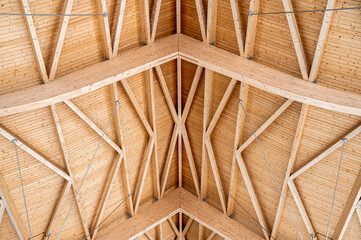 Großes Hallendach aus Holz im Detail