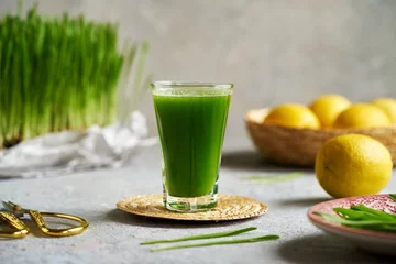 Abwaschbare Fototapete Fresh green barley grass juice with fresh homegrown blades © Madeleine Steinbach