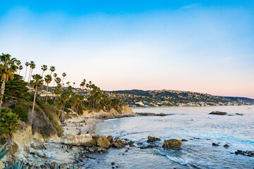 Beautiful coastal cliffs and the city of Laguna Beach, California. - obrazy, fototapety, plakaty